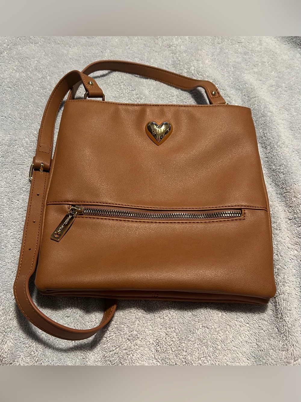 XOX BETSEY CLASSIC CAMEL-COLORED CROSSBODY PURSE/HARD-TO-FIND/LIKE NEW/NWOT